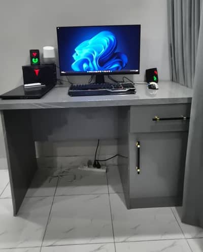 Grey Computer Table with Ultra Gloss Sheet – 4 Feet