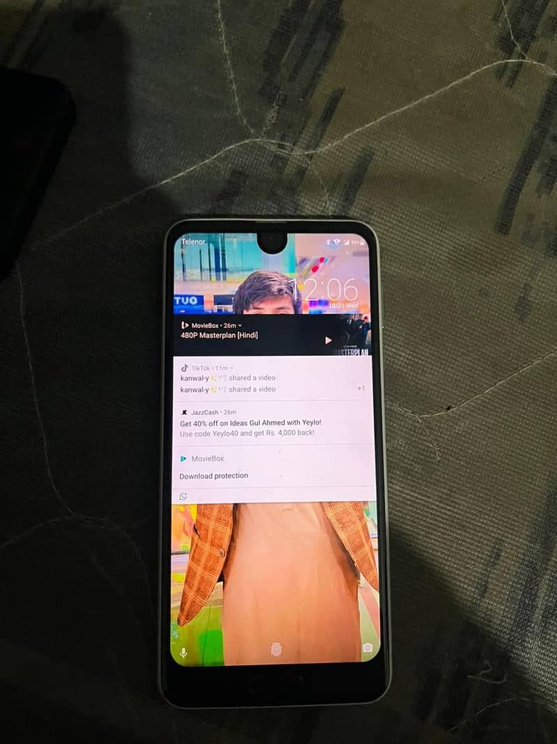 Sharp Aquos R2 0