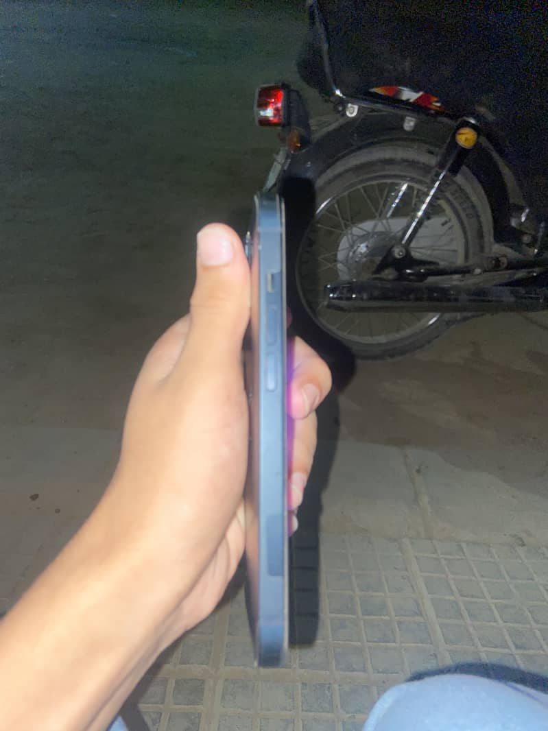 Apple iPhone 14 3