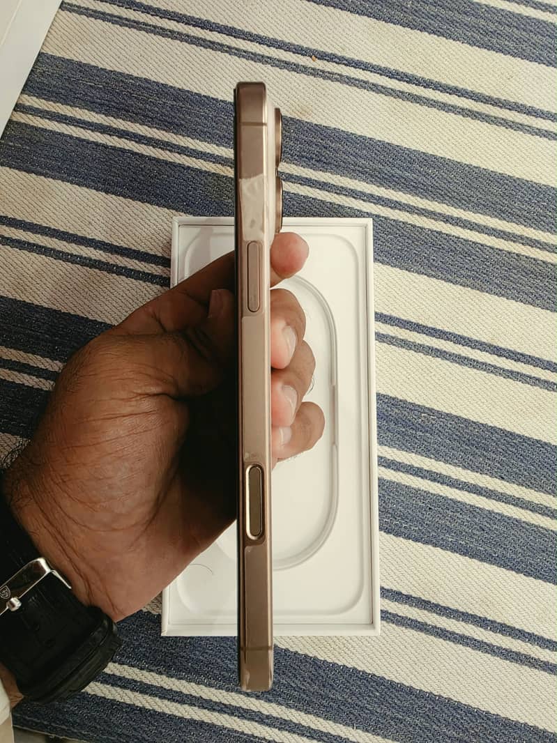 Apple iPhone 16 Pro Max 1