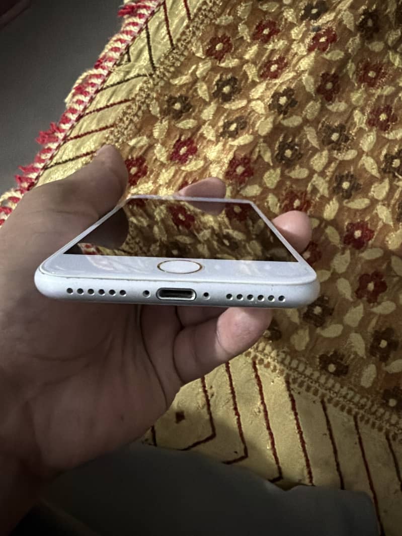 Apple iPhone 7 3