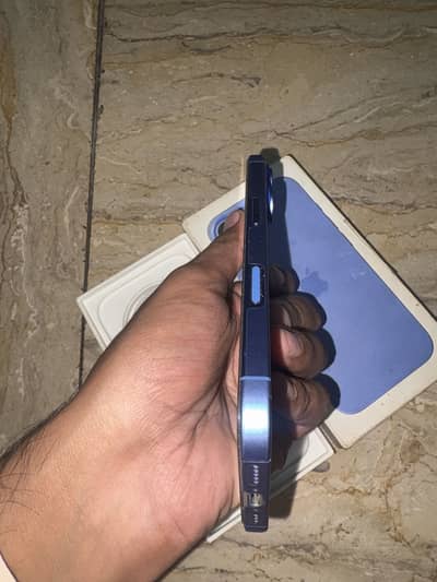 Apple iPhone 16