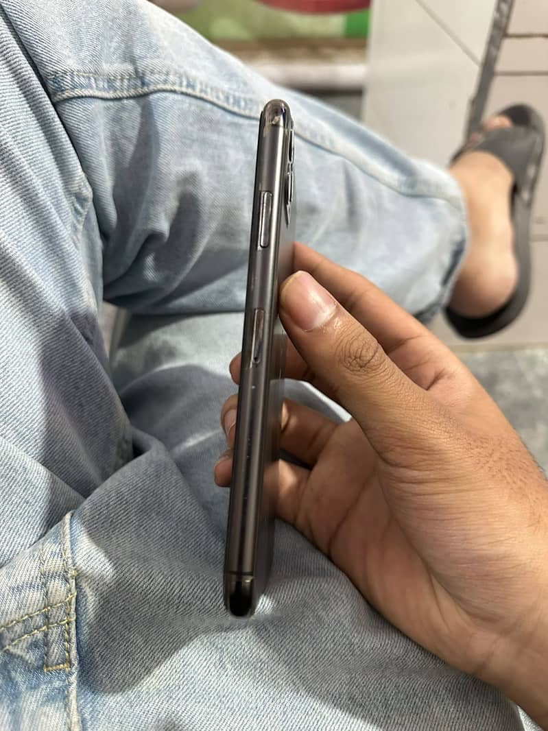 Apple iPhone 11 Pro Max 4