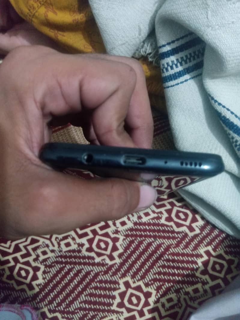 Samsung Mobile A70 6