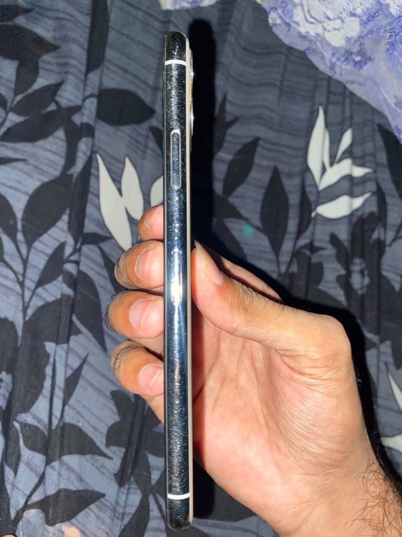 Apple iPhone 11 Pro Max 2