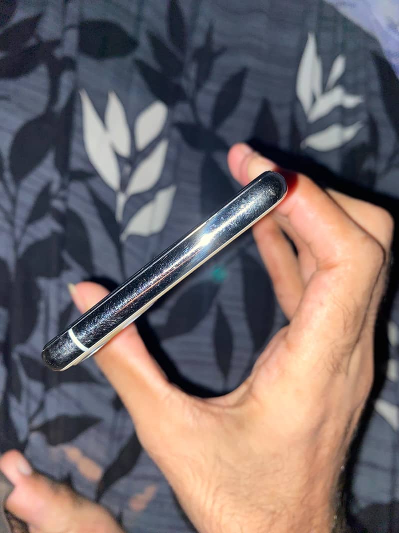 Apple iPhone 11 Pro Max 4