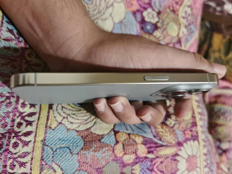 Apple iPhone 15 Pro 3
