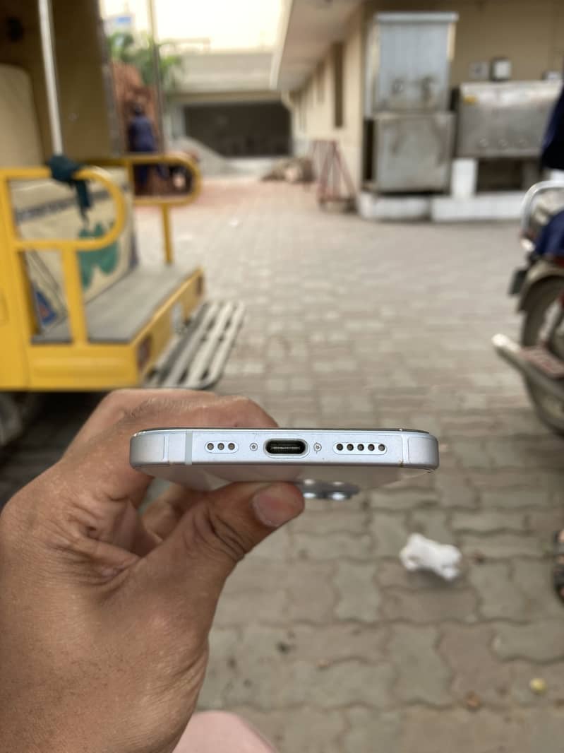 Apple iPhone 15 4