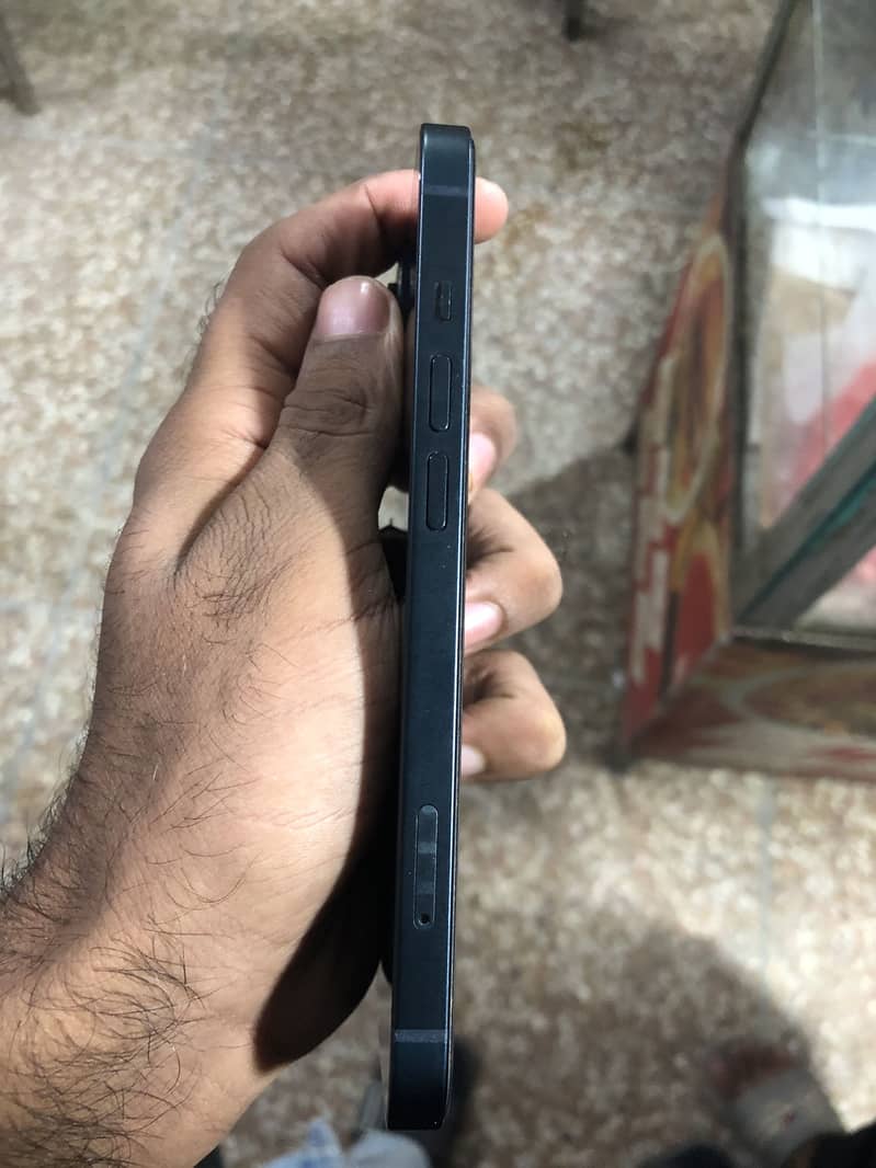 Apple iPhone 13 8