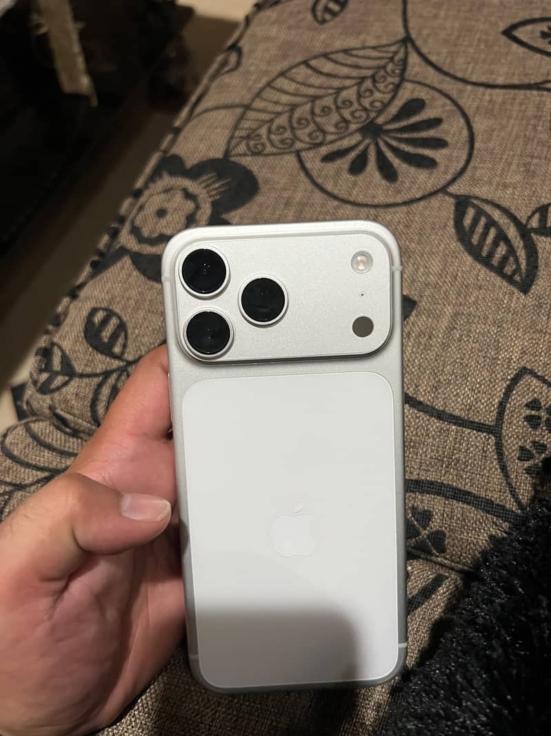 Apple iPhone 17 Pro Max 5