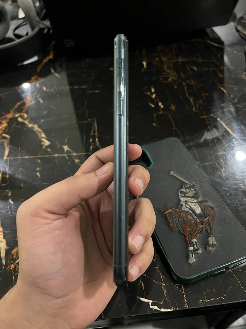 Apple iPhone 11 Pro Max 4