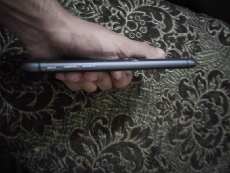 Apple iPhone 11 4