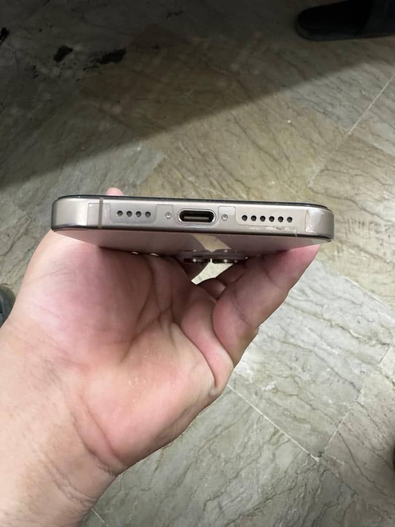 Apple iPhone 16 Pro Max 1