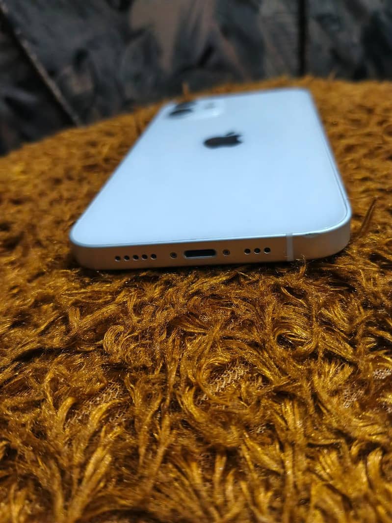 Apple iPhone 12 4