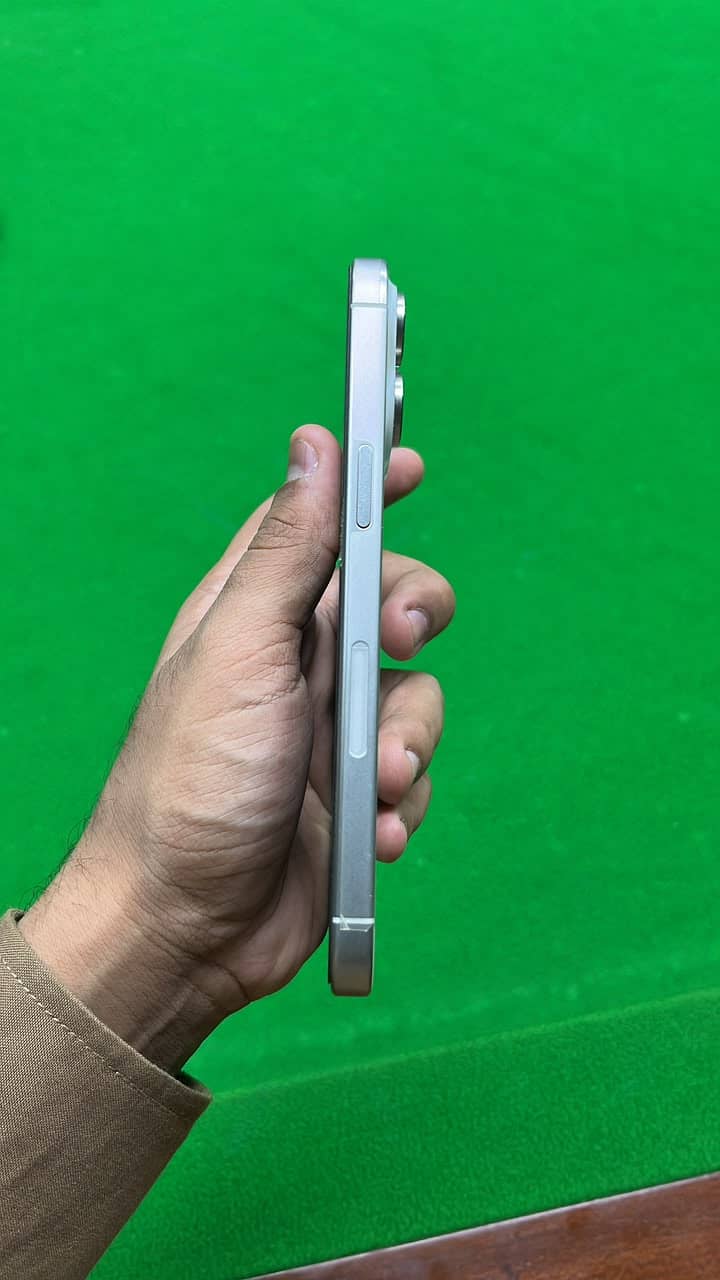 Apple iPhone 15 Pro Max 3