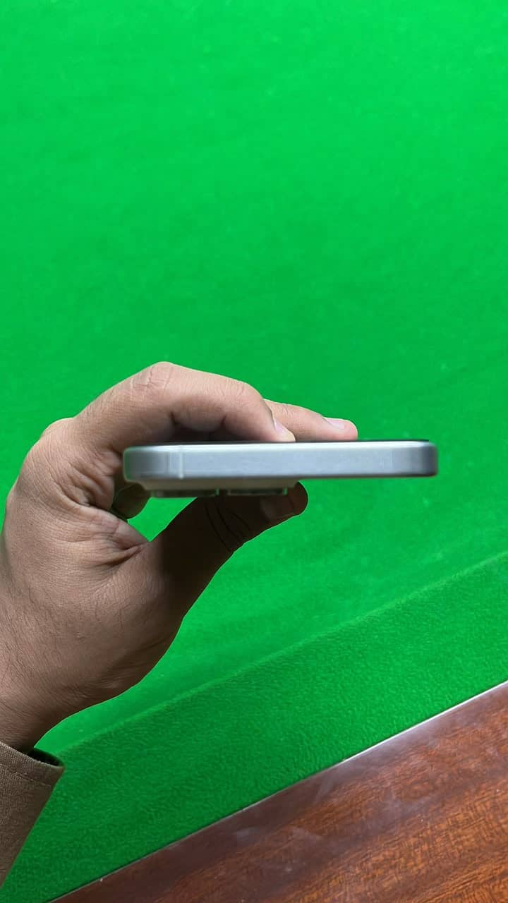 Apple iPhone 15 Pro Max 4