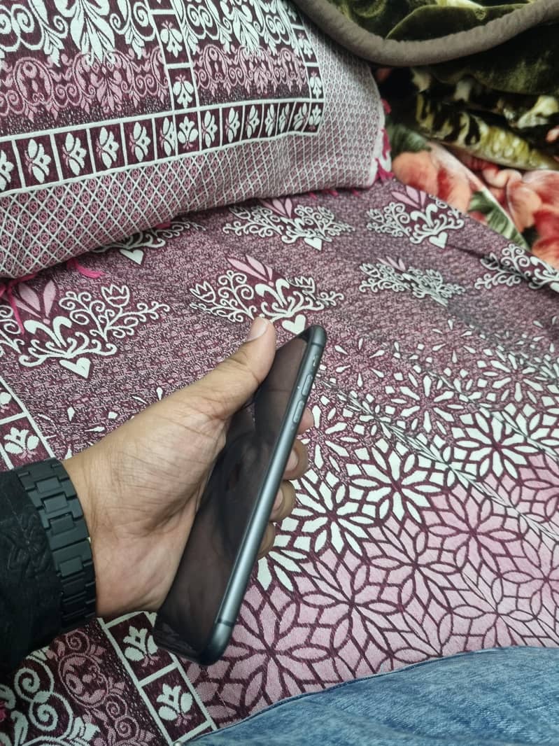 Apple iPhone 11 3