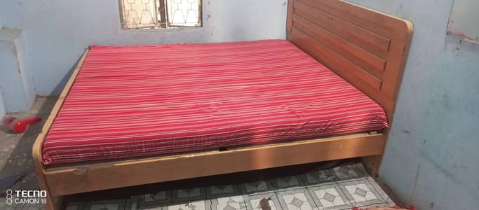 wood bed with matrice