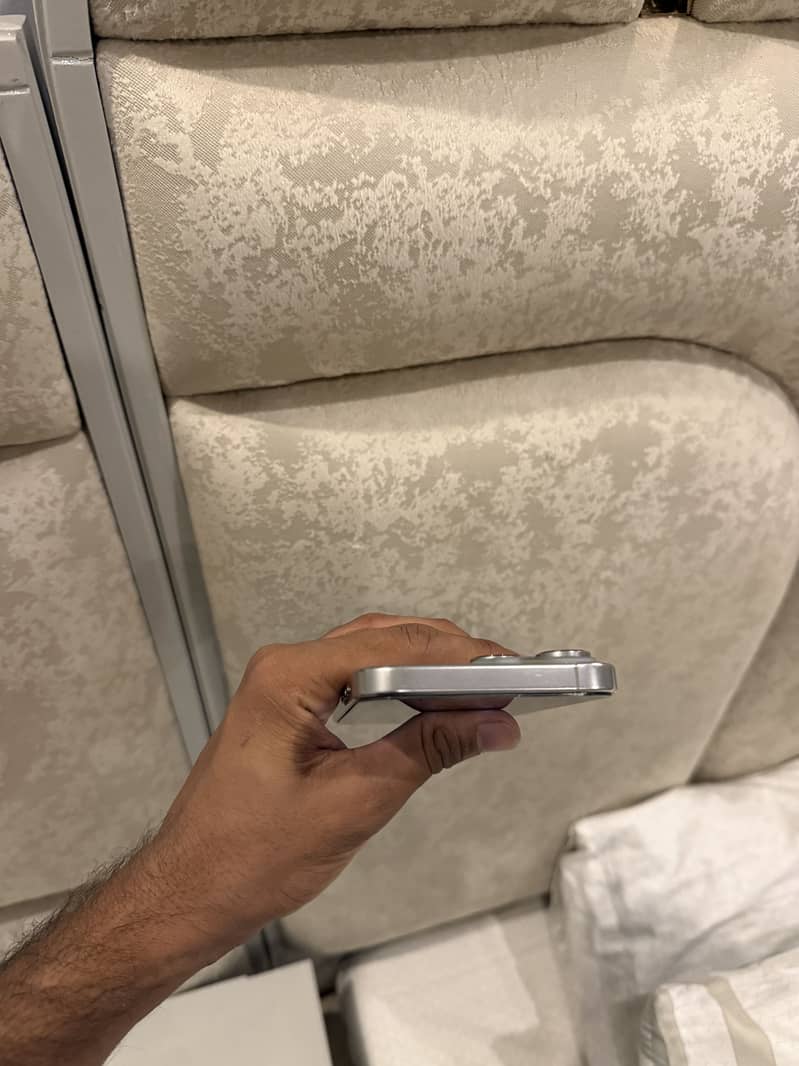 Apple iPhone 16 Pro Max 3