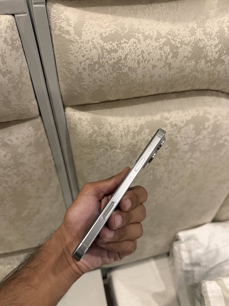 Apple iPhone 16 Pro Max 5