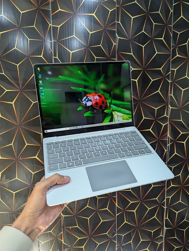 Microsoft Surface Laptop Go 0