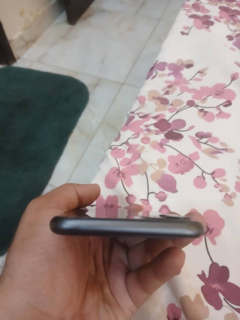 Apple iPhone 11 4