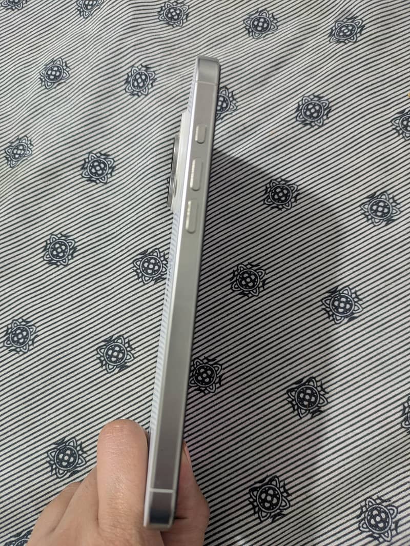 IPHONE 16 PRO MAX 4