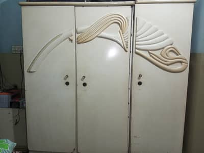 3 doors ki almari hay sab ok hay achy wali lasani m hay urgent sale