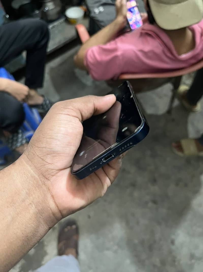 Apple iPhone 12 4