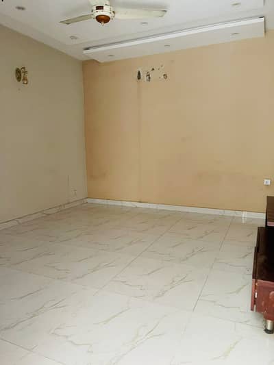 1 KANAL ELEGANT AND FULLY MAINTAINED BUNGALOW'S UPPER PORTION WITH LOBBY ENTRANCE IS AVAILABLE IN THE BEST BLOCK OF DHA LAHORE.
