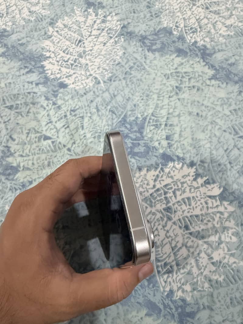 Apple iPhone 16 Pro Max 2