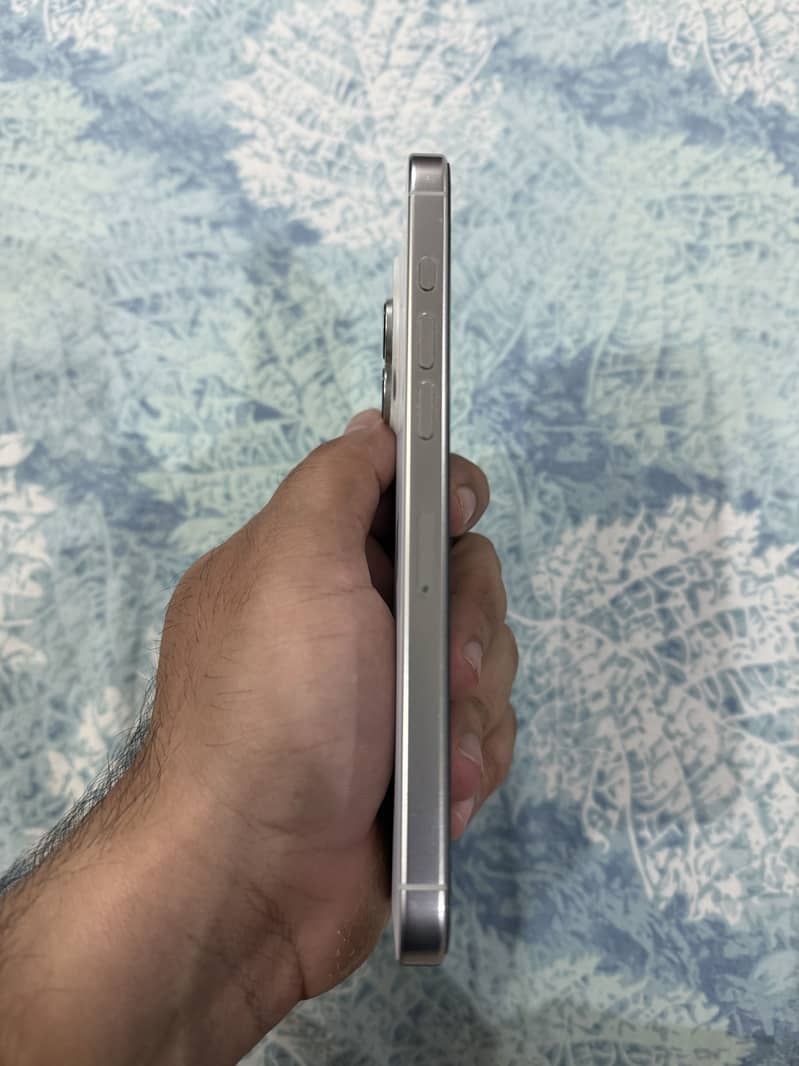 Apple iPhone 16 Pro Max 3