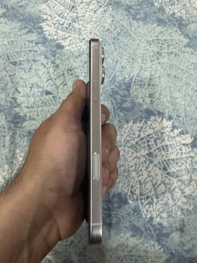 Apple iPhone 16 Pro Max 4