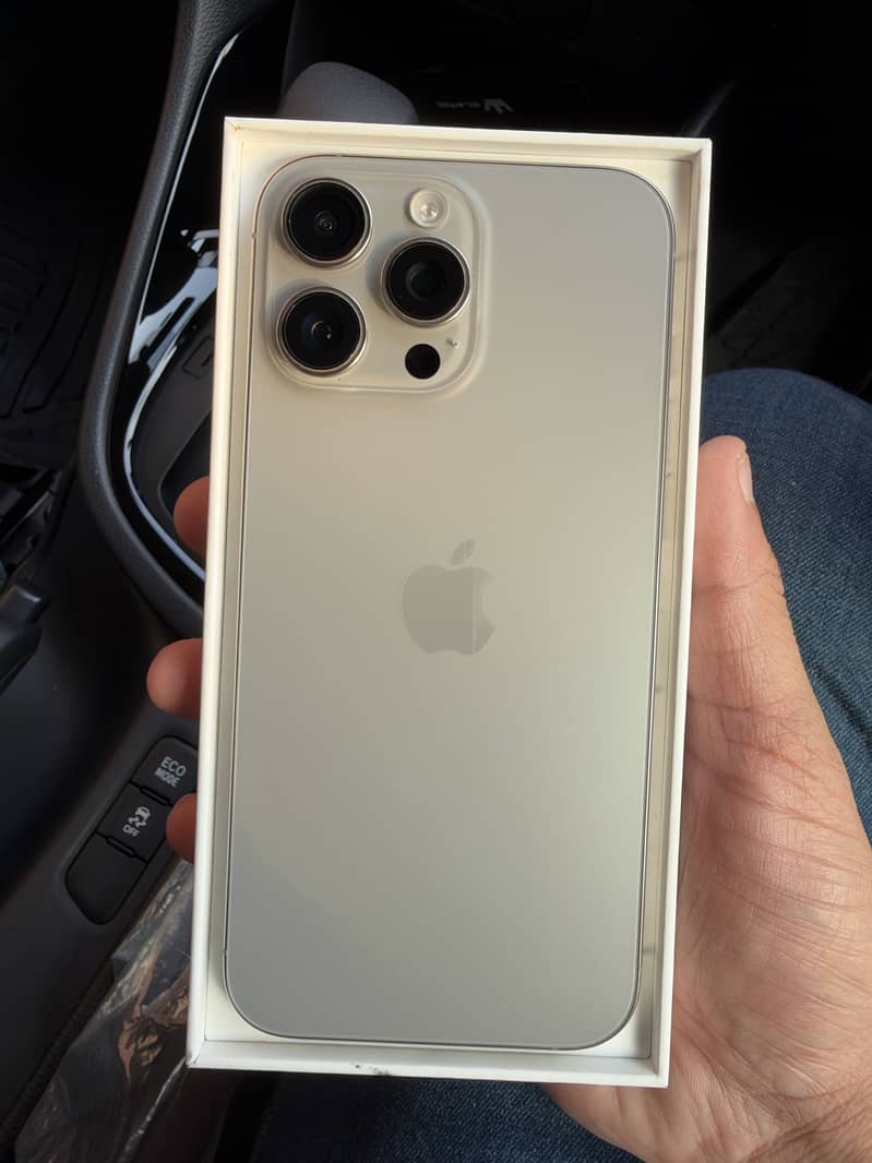 Apple iPhone 16 Pro Max 0