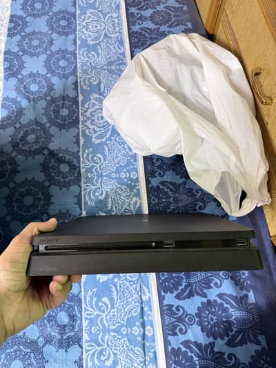 Ps4 slim 500gb with 4 controllers 2 original