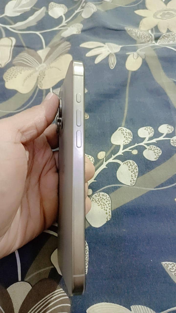 Apple iPhone 15 Pro Max 4