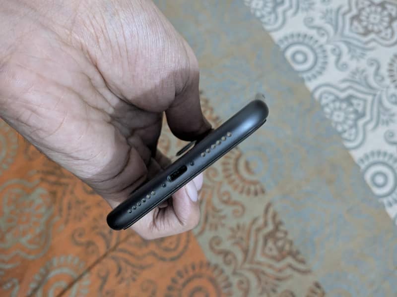 Apple iPhone 11 4
