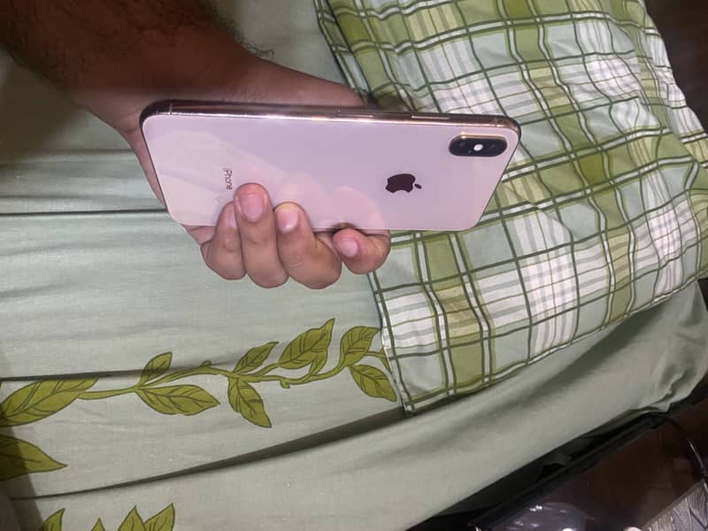 Apple iPhone Xs max 3