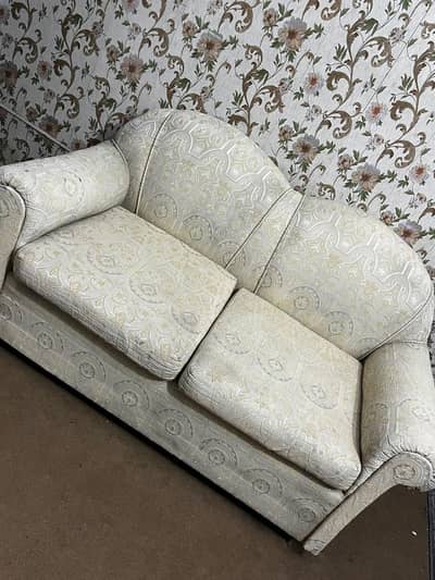 2 seater sofa in low price (urgently)