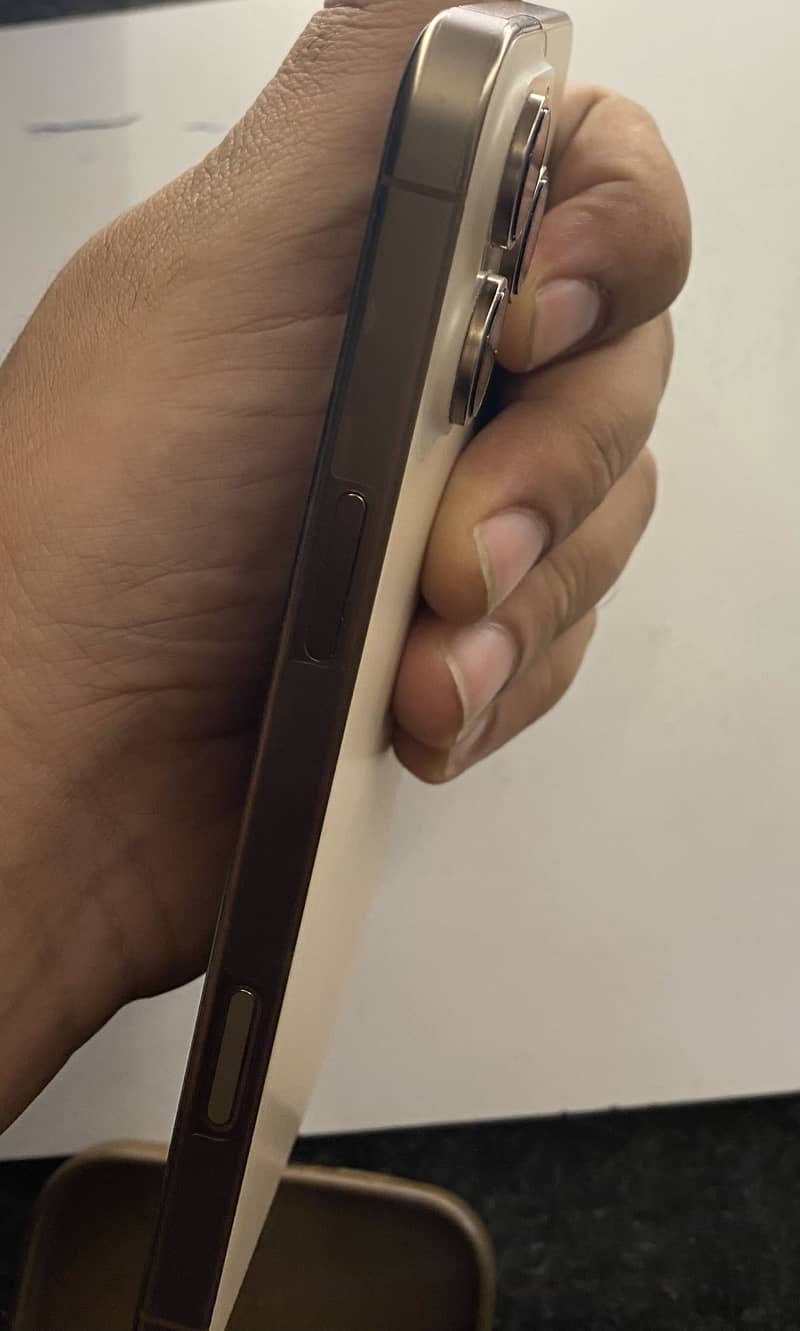 Apple iPhone 16 Pro Max 4