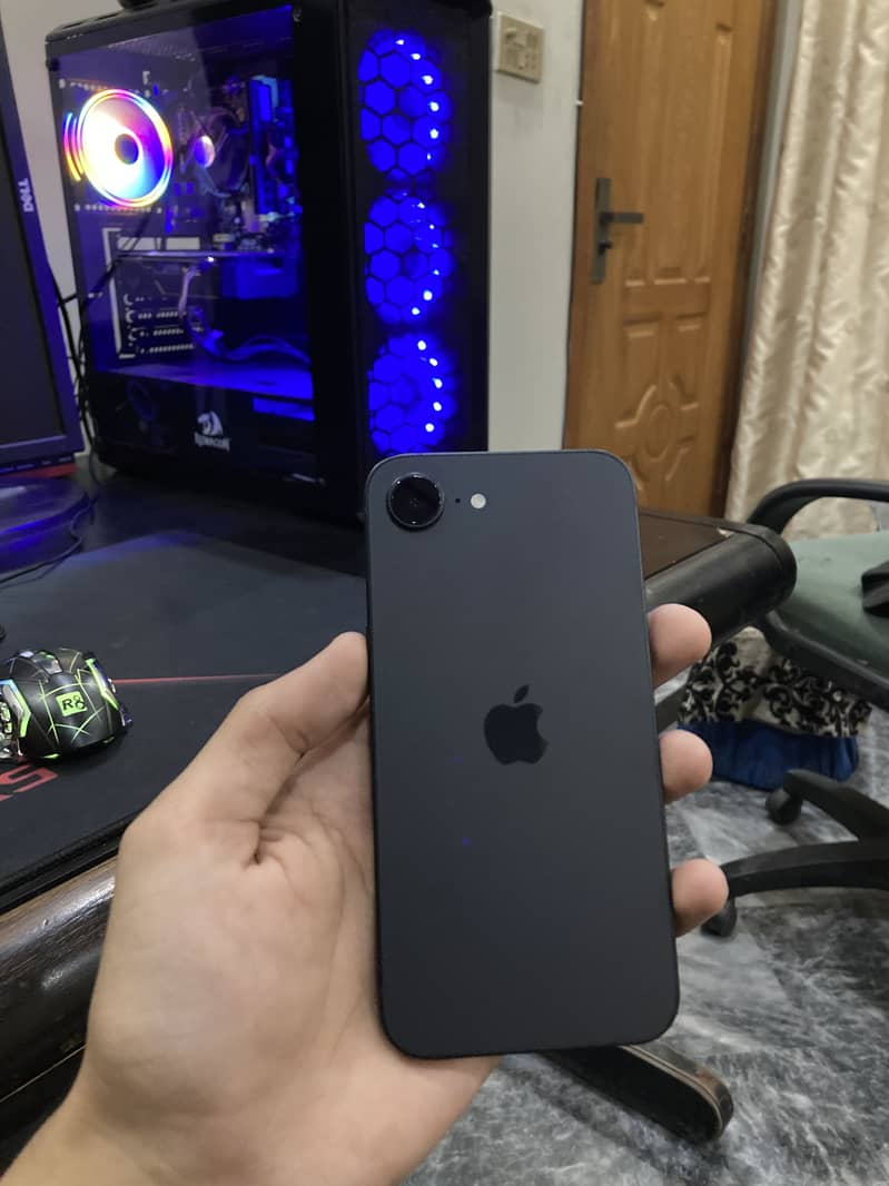 Apple iPhone 16e 1