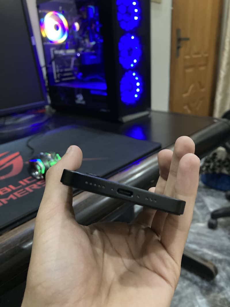 Apple iPhone 16e 2
