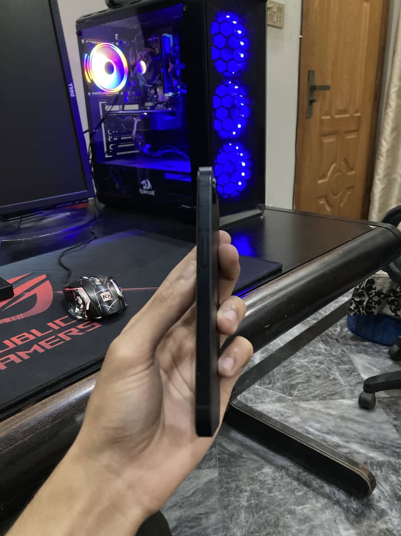 Apple iPhone 16e 3