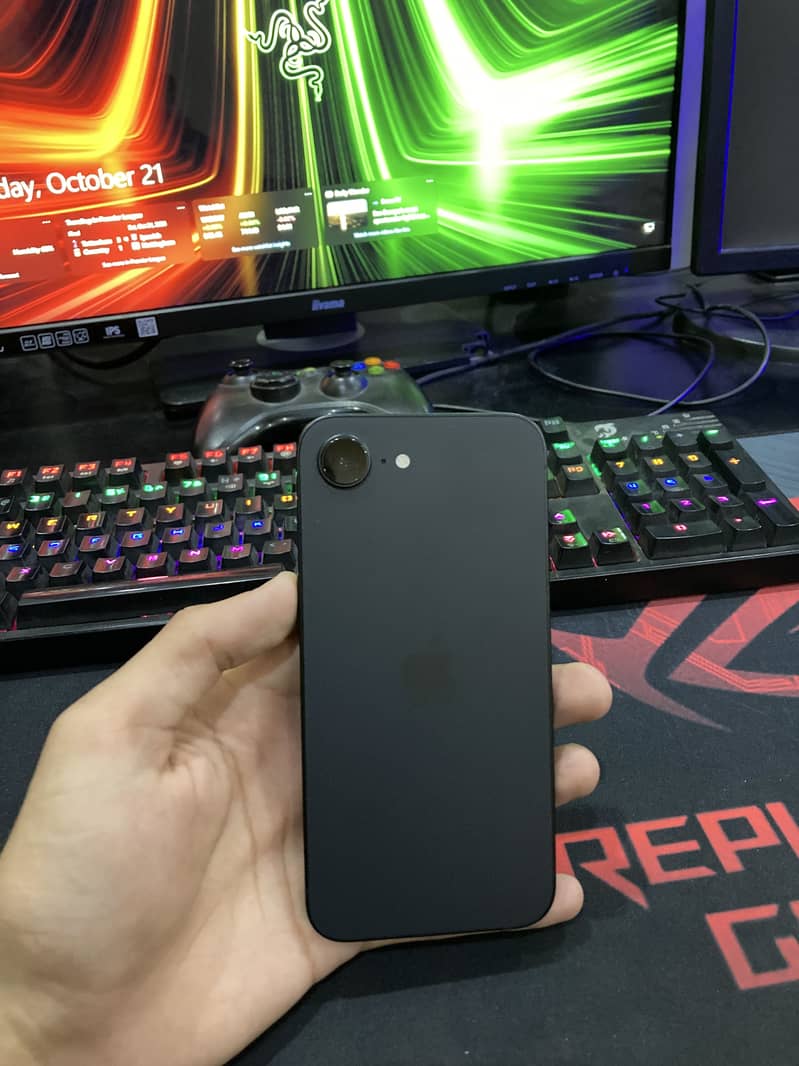 Apple iPhone 16e 4