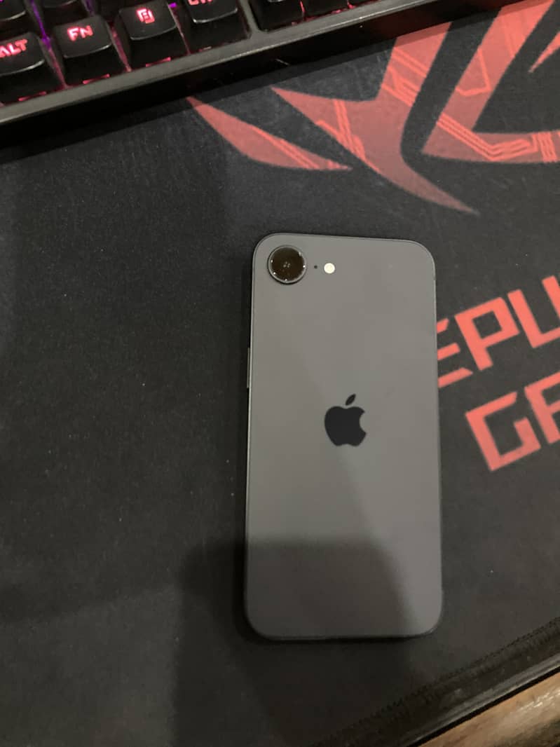 Apple iPhone 16e 5