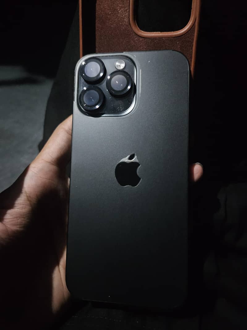 Apple iPhone 16 Pro Max 1