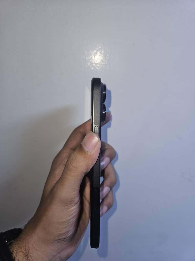 Apple iPhone 16 Pro Max 2