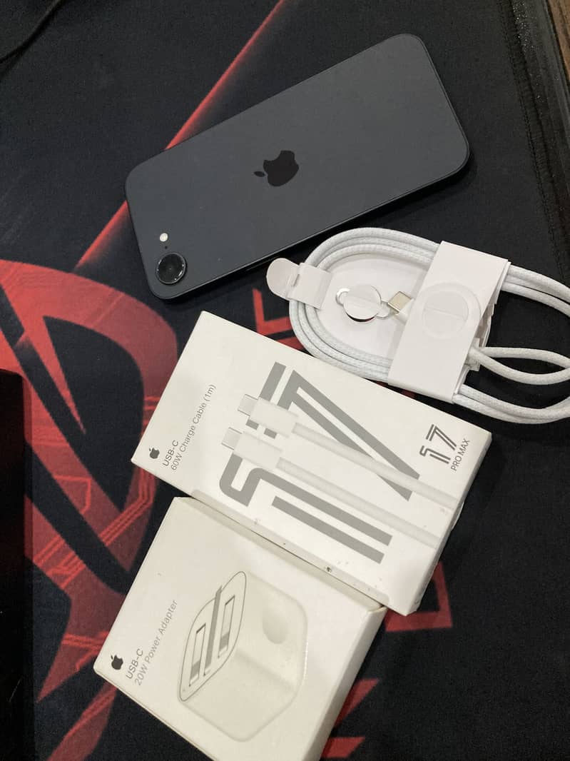 Apple iPhone 16e 7