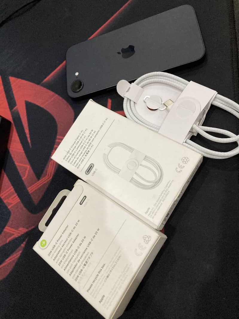 Apple iPhone 16e 8