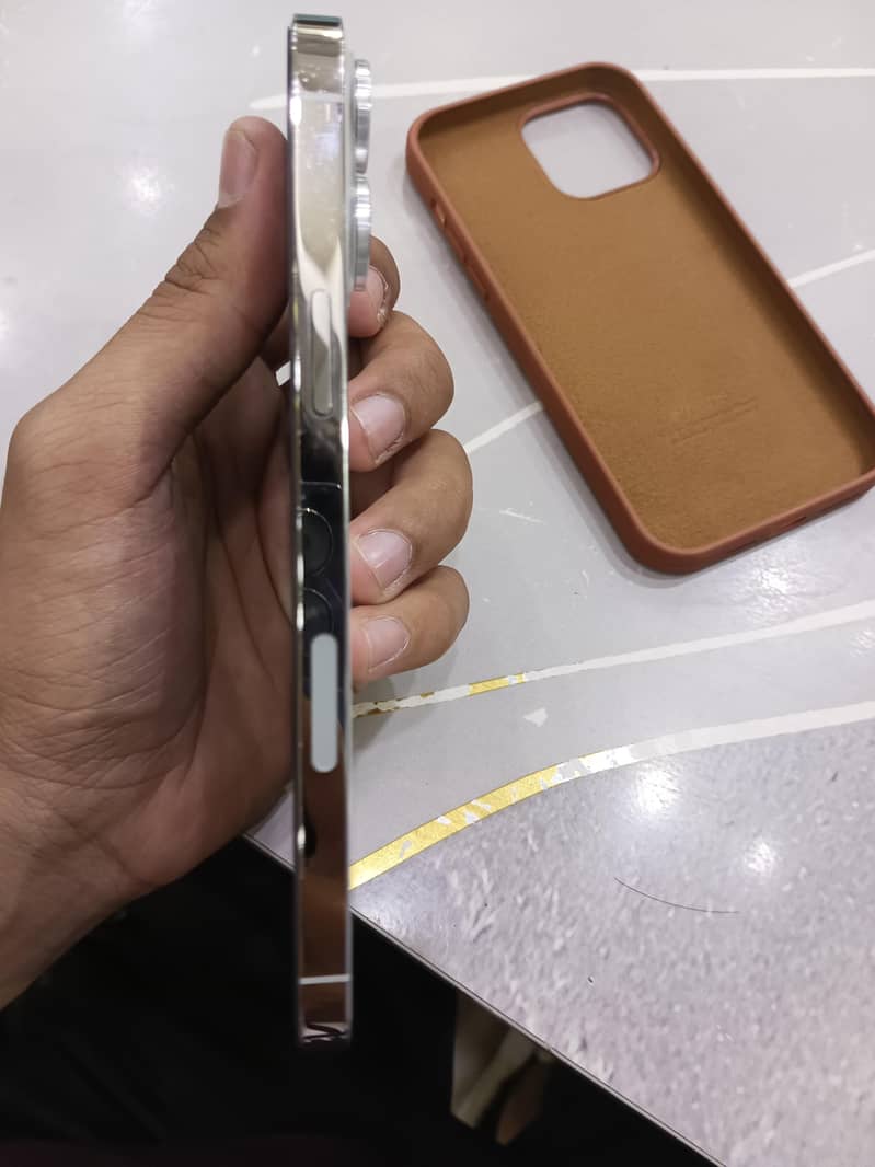 Apple iPhone 13 Pro Max 2